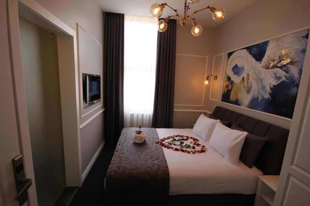 Säng eller sängar i ett rum på Hotel Naumpasa Konagi