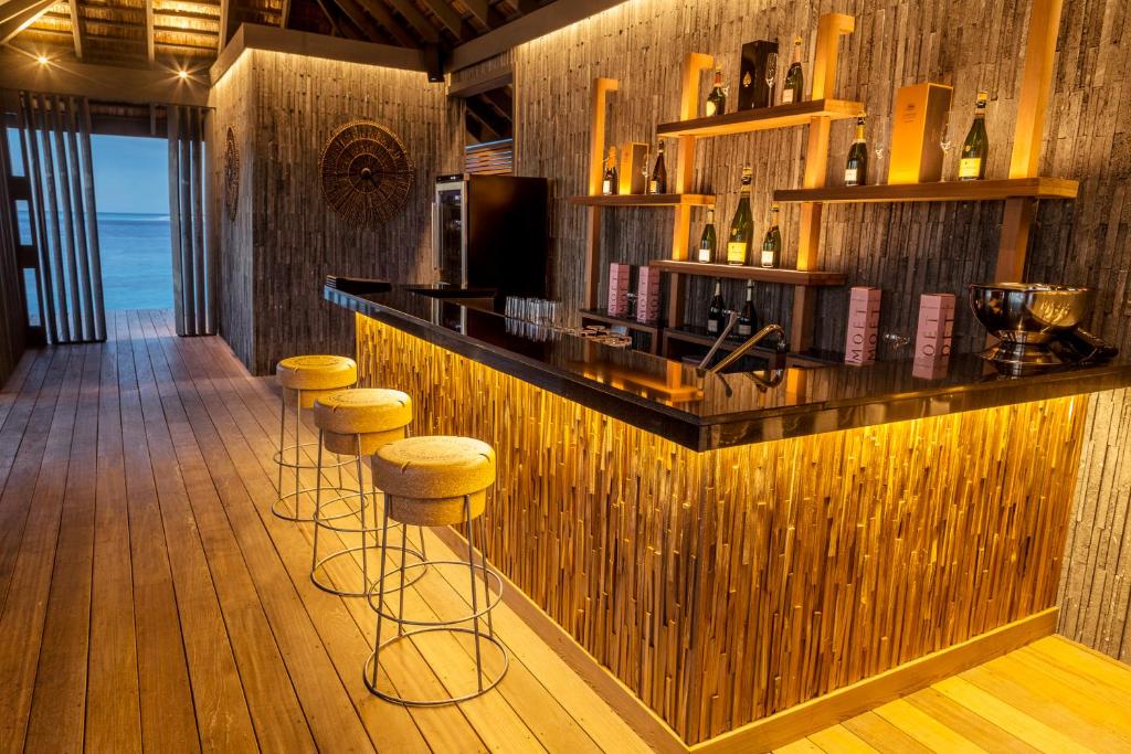 Lounge nebo bar v ubytování Hurawalhi Island Resort
