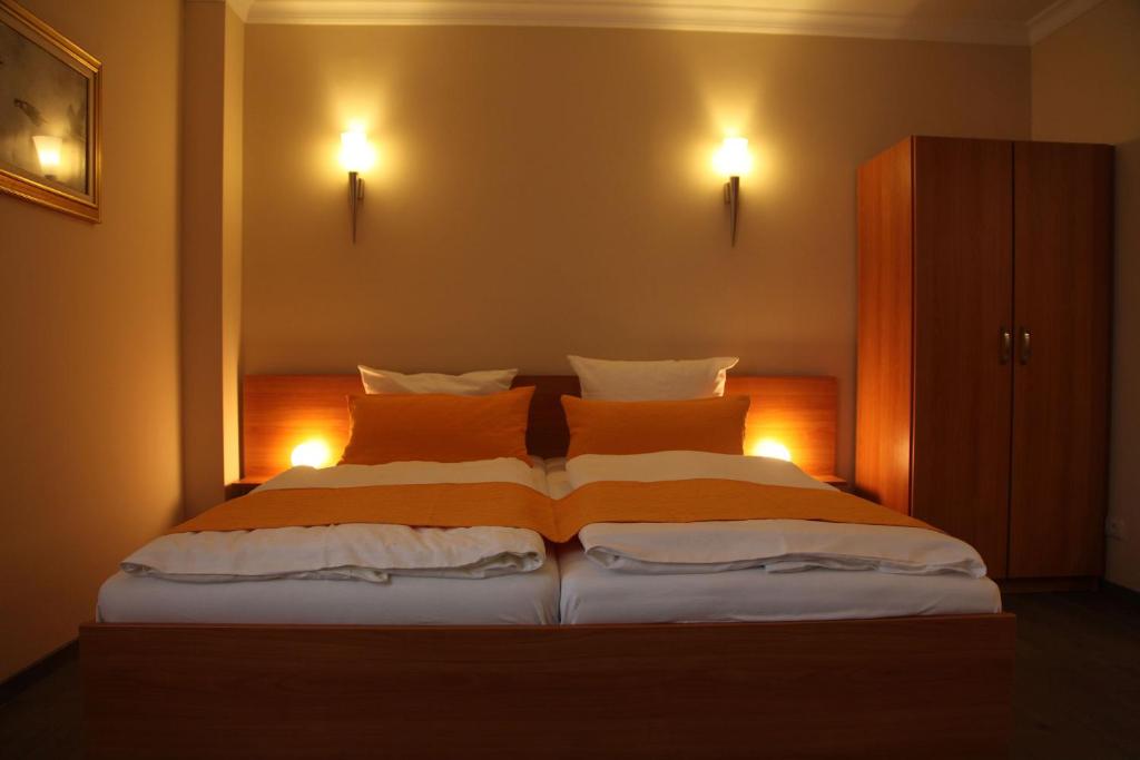 sypialnia z łóżkiem z dwoma światłami w obiekcie my CITY HOTEL w mieście Eisenberg