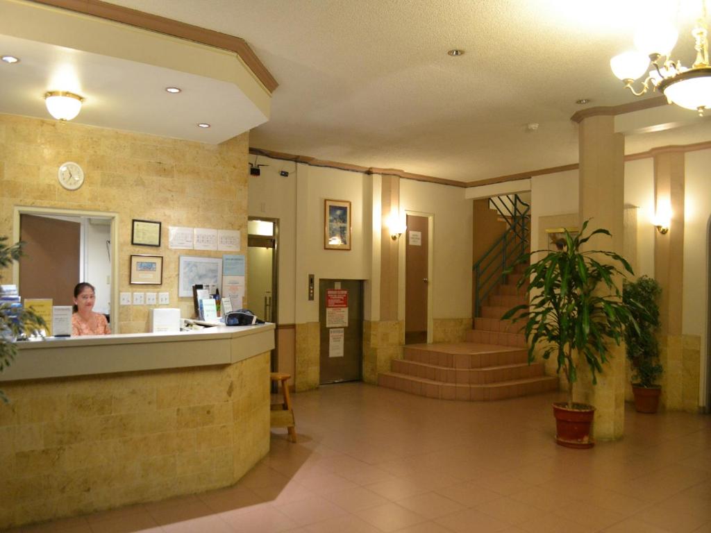 科羅的住宿－馬拉卡爾西廣場酒店，饭店的大厅,柜台上有女人