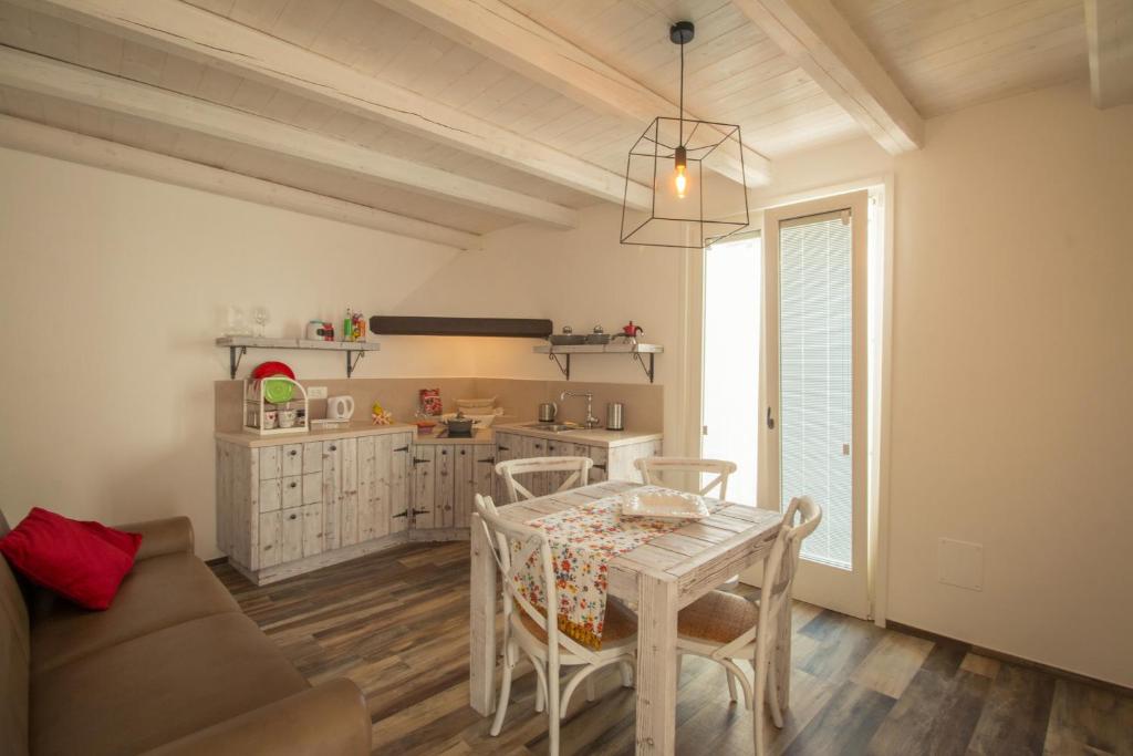 a living room with a table and a kitchen at Casa Martina in Monopoli