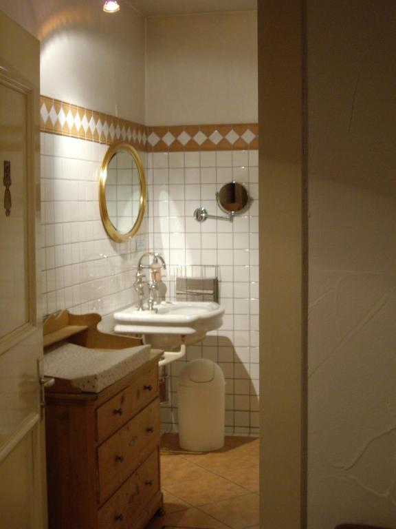 Koupelna v ubytování Hotel Piz Mitgel