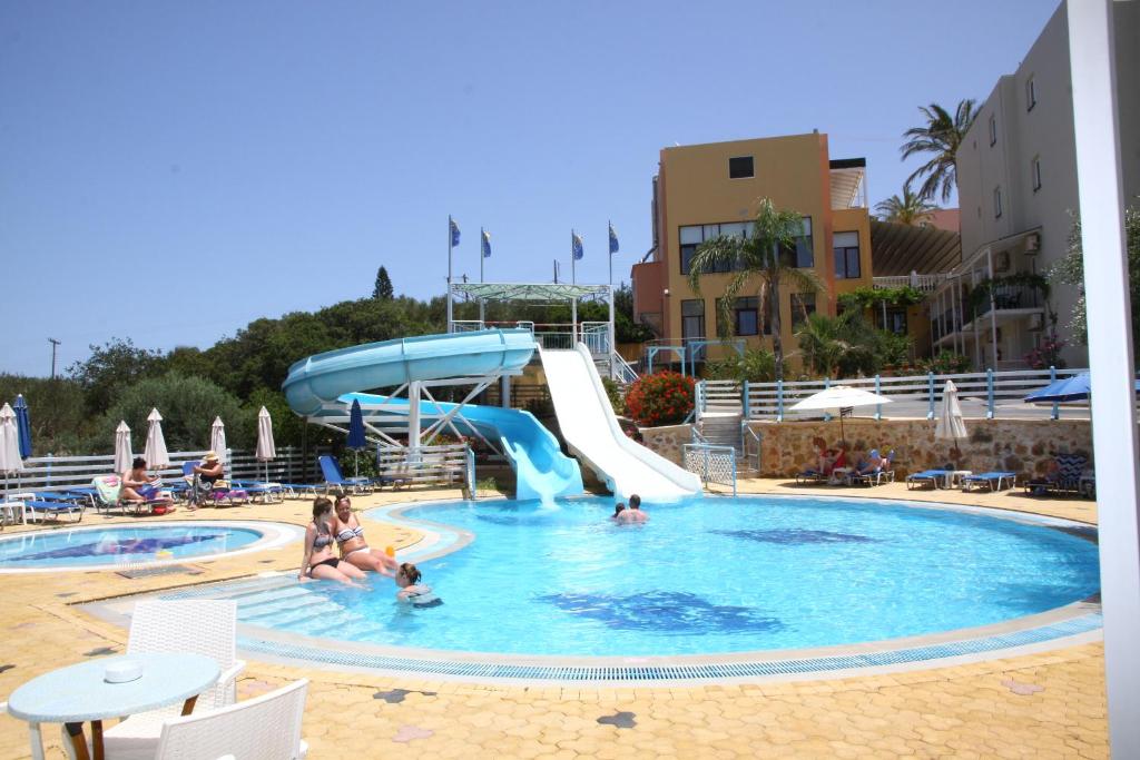 Bazén v ubytování Bellos Hotel Apartments nebo v jeho okolí