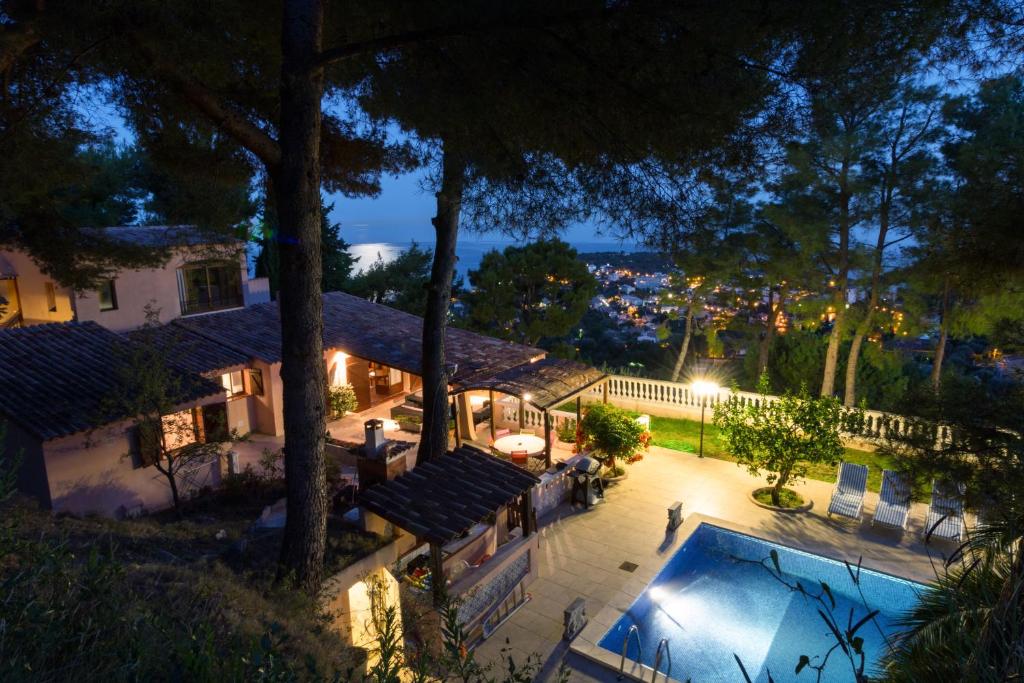 Romantic Villa near Monacoの敷地内または近くにあるプールの景色
