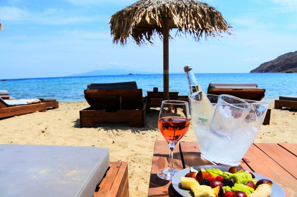 アノ・メラにあるRelaxing Mykonosのビーチでのワインと料理の盛り合わせ
