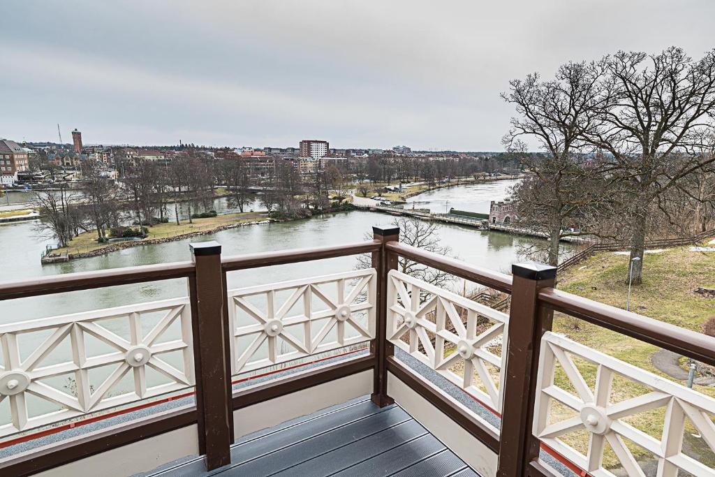 Výhled na řeku, která protéká v blízkosti hotelu