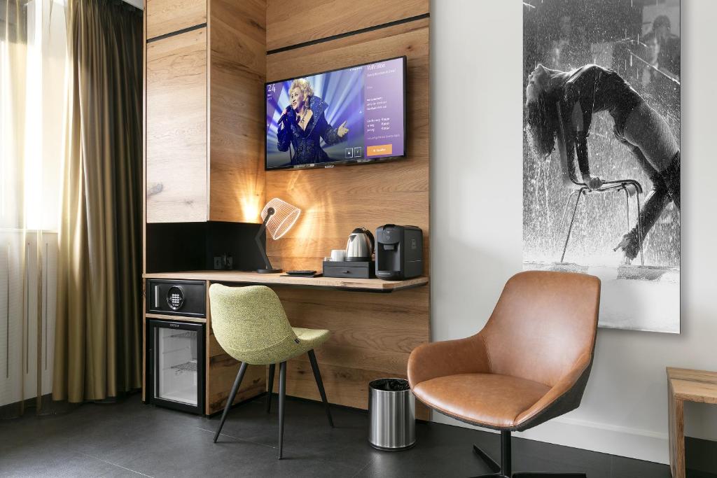 TV a/nebo společenská místnost v ubytování Theaterhotel Venlo