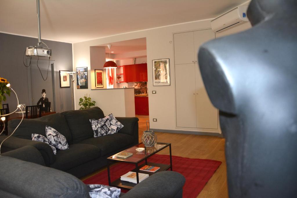 un soggiorno con un divano e un tavolo di Luci della città Palazzo San Matteo a Palermo