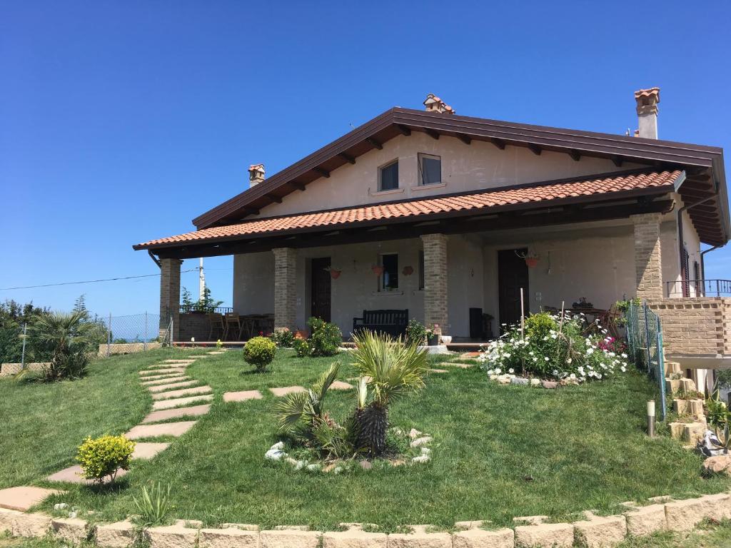 een huis met een grasveld met een pad bij Villa Boemia - apartment in Coriano