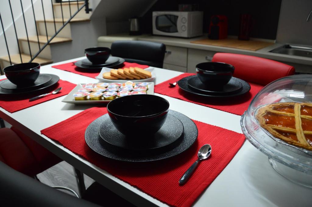 una mesa cubierta con tazas negras y platos de comida en Acque del Velino B&B, en Rieti