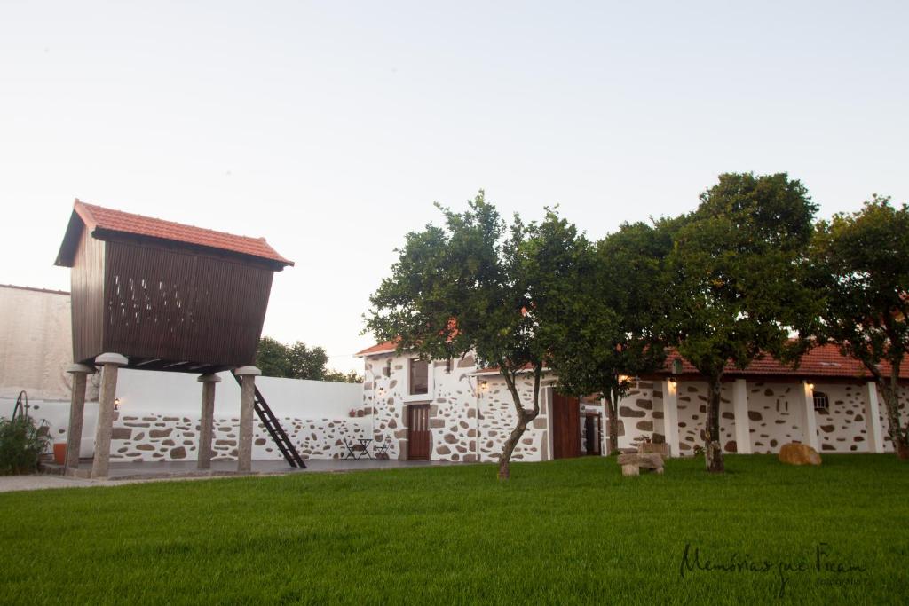 um quintal com uma torre de água e um edifício em CoutoRural em Vila Nova de Gaia