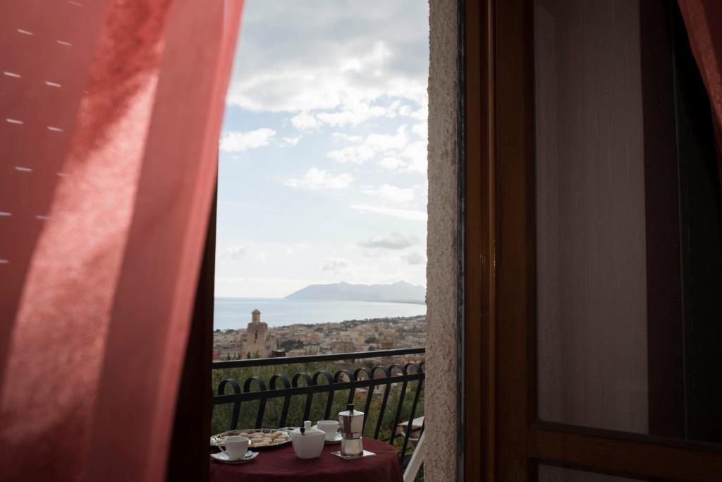 Habitación con mesa y vistas al océano en B&B ANXUR en Terracina