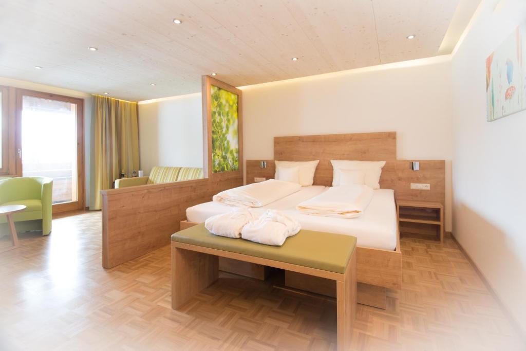 Postel nebo postele na pokoji v ubytování Wellnesshotel Sonnenhof & Sonnhalde
