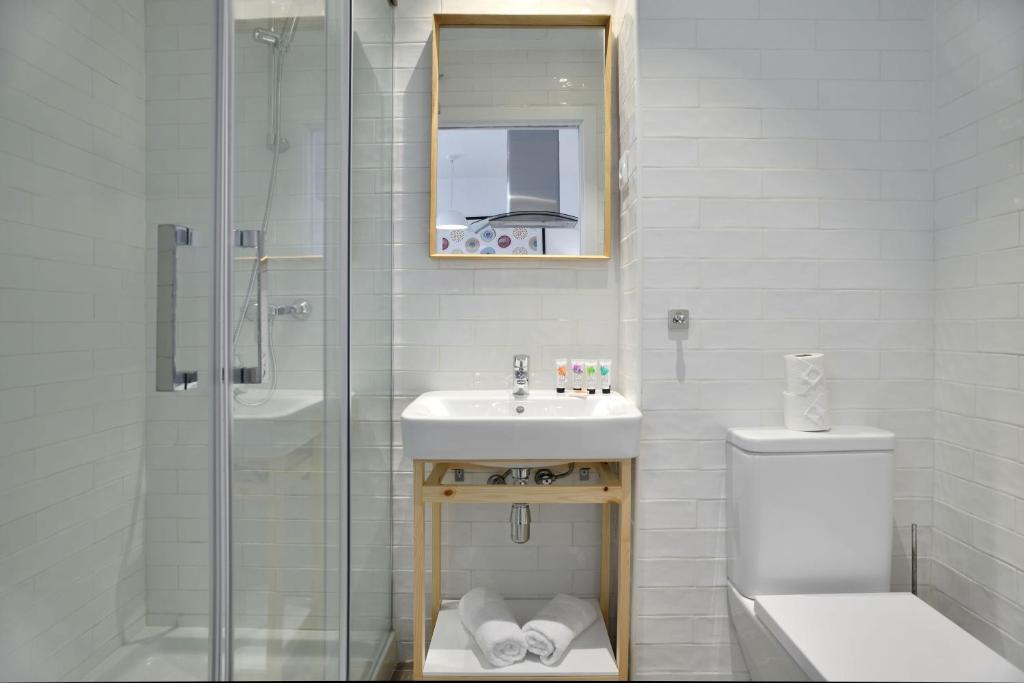 nQn Aparts & Suites Madrid - Resim 23