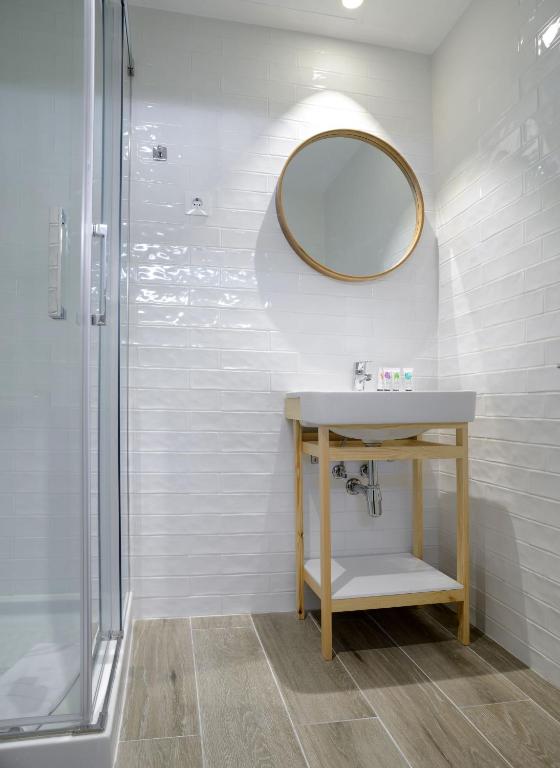 nQn Aparts & Suites Madrid - Resim 30