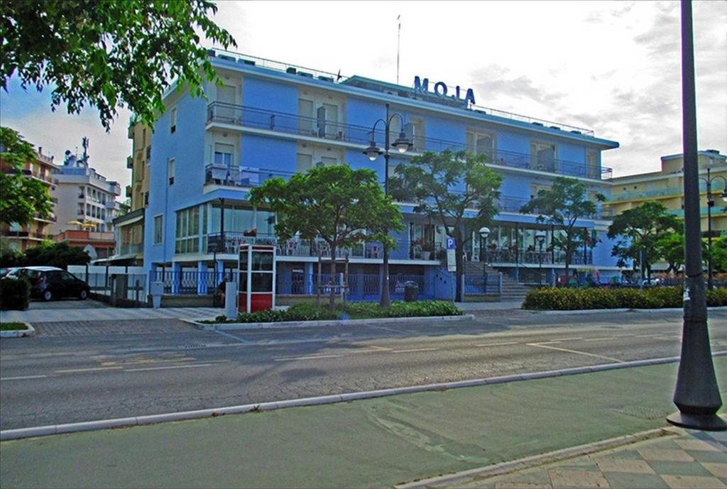 チェゼナーティコにあるHotel Mojaの通路側の青い建物