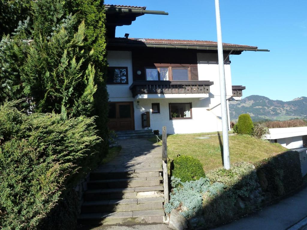 ein weißes Haus mit Treppen zum Haus in der Unterkunft Ferienwohnung Hörnerblick in Fischen im Allgäu