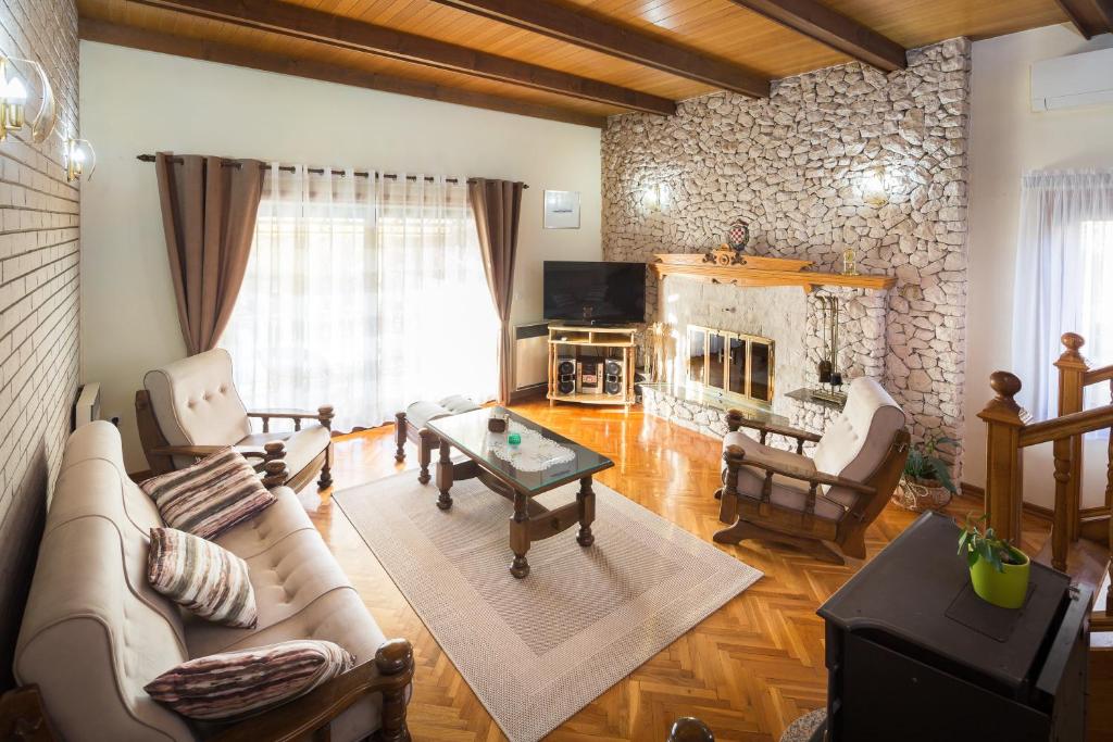 Televízia a/alebo spoločenská miestnosť v ubytovaní Villa Otavia