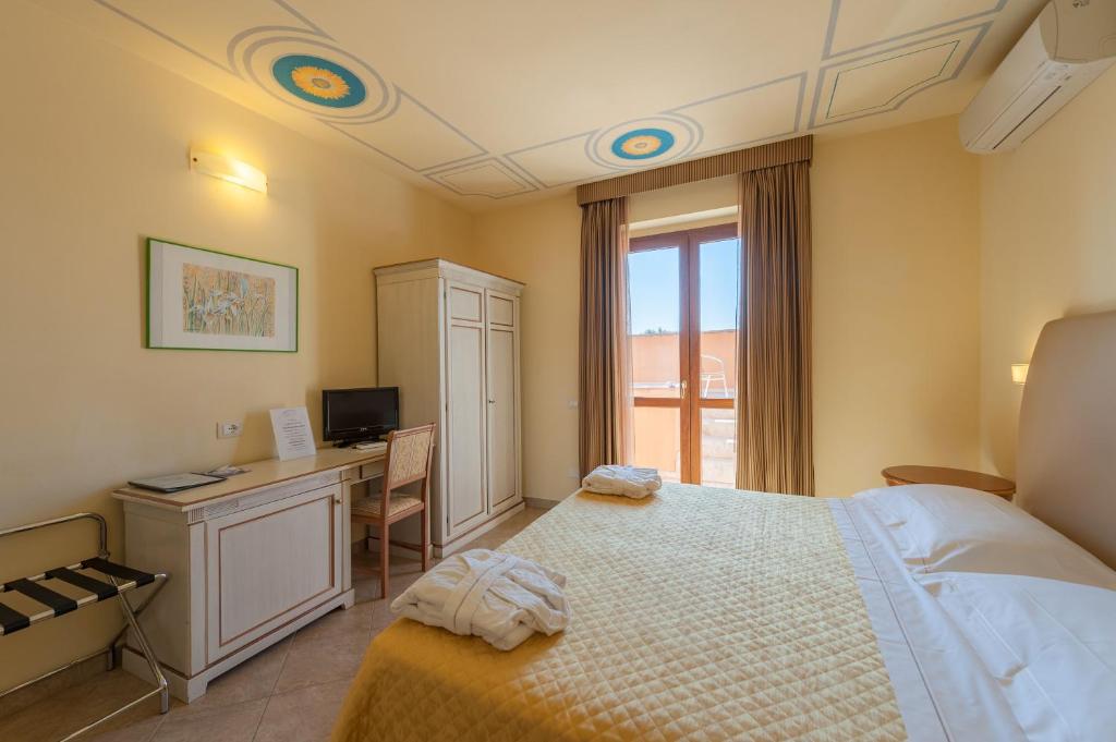Łóżko lub łóżka w pokoju w obiekcie Hotel Saturno Fonte Pura