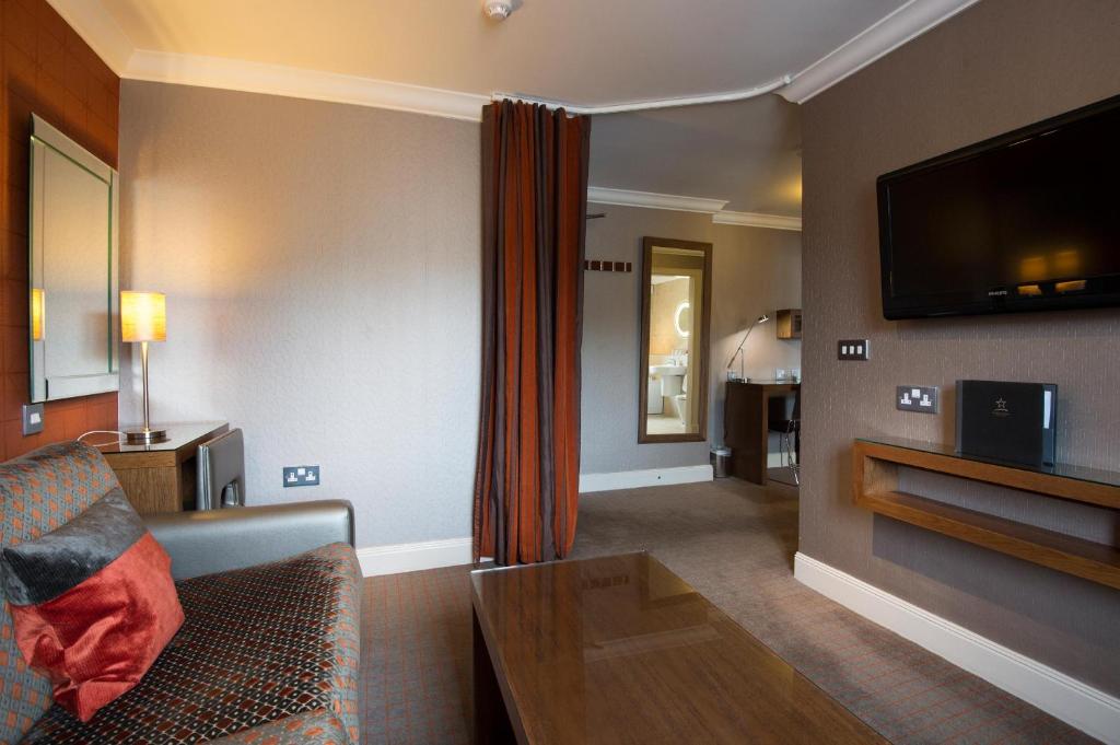 TV a/nebo společenská místnost v ubytování Seamill Hydro Hotel