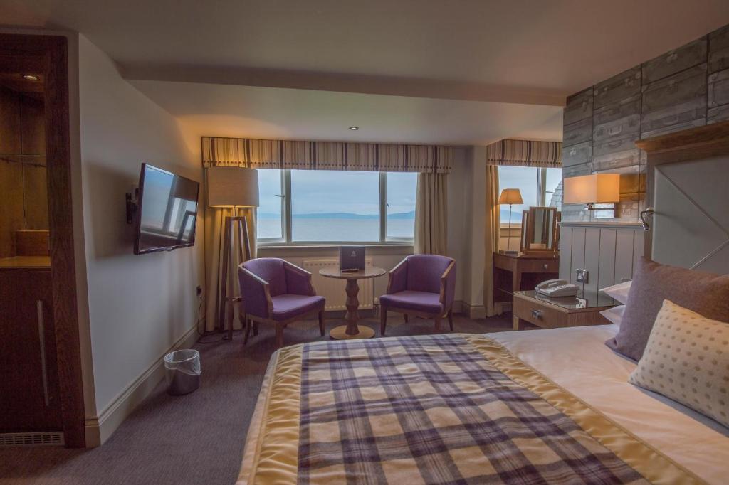 Postel nebo postele na pokoji v ubytování Seamill Hydro Hotel