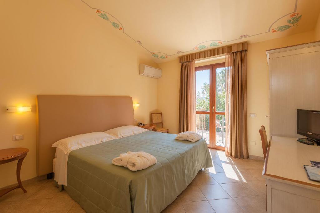 Łóżko lub łóżka w pokoju w obiekcie Hotel Saturno Fonte Pura