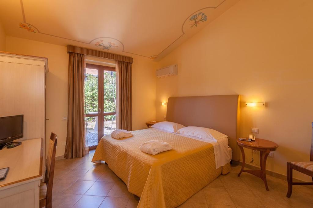 Łóżko lub łóżka w pokoju w obiekcie Hotel Saturno Fonte Pura