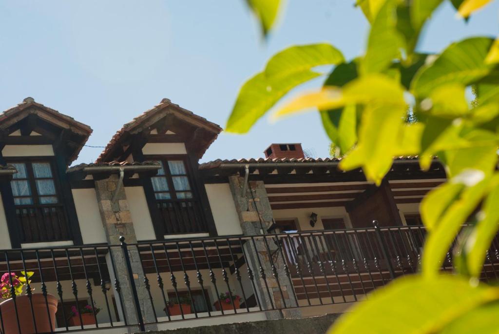 une maison avec une clôture devant elle dans l'établissement Viviendas Rurales Traldega, à Turieno