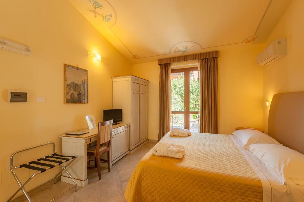 Łóżko lub łóżka w pokoju w obiekcie Hotel Saturno Fonte Pura