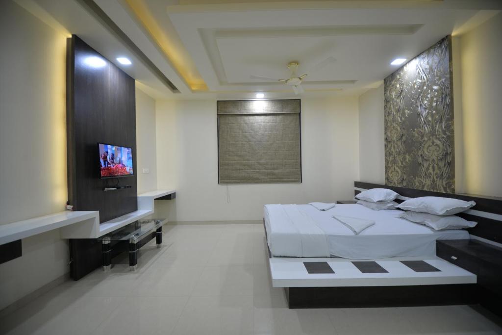 Postel nebo postele na pokoji v ubytování Hotel Radhe Krishna