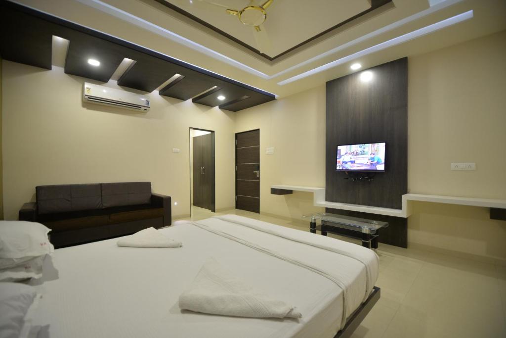 Postel nebo postele na pokoji v ubytování Hotel Radhe Krishna