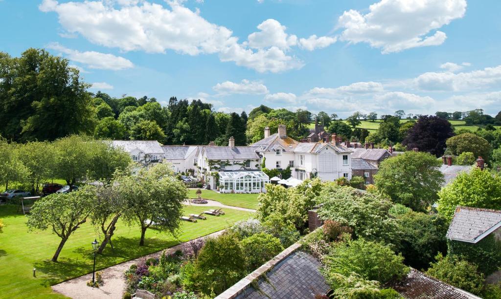 een luchtzicht op een dorp met huizen en bomen bij Summer Lodge Country House Hotel in Evershot