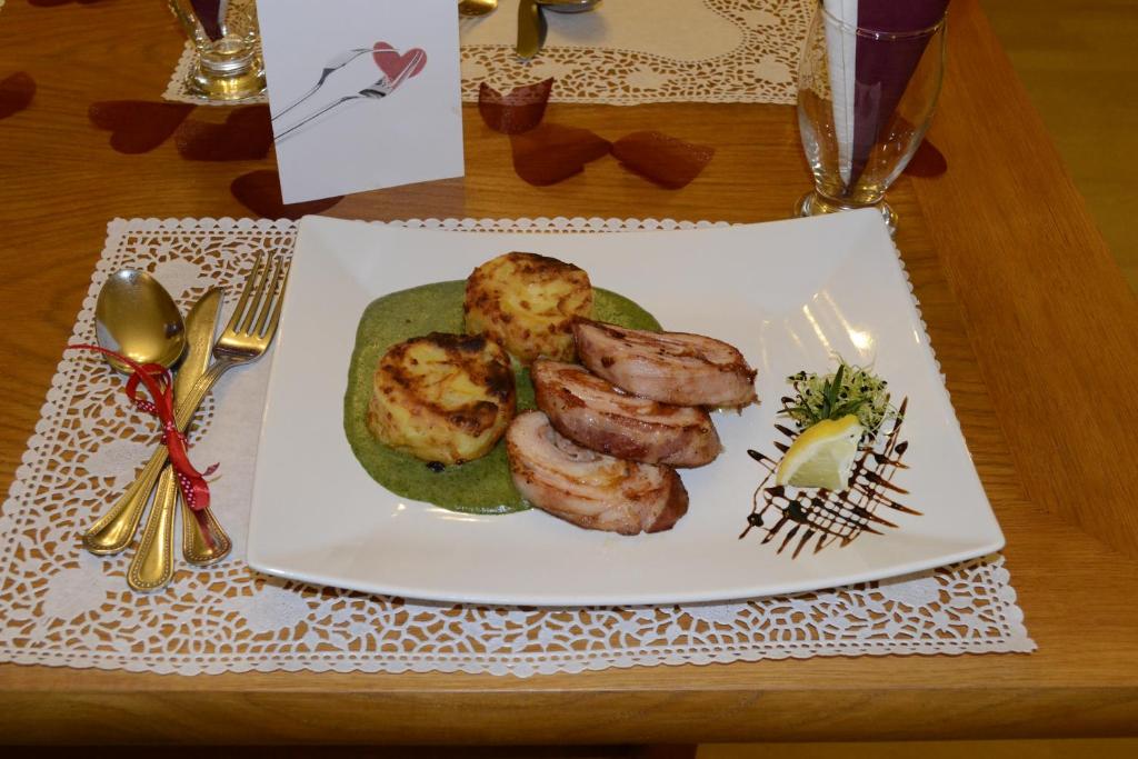Jedlo v ubytovaní bed & breakfast alebo blízkom okolí