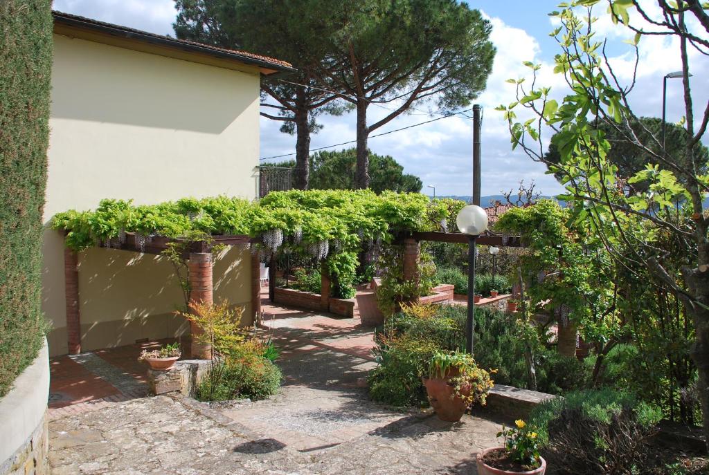 パンツァーノにあるCasa ai Piniの鉢植えの庭