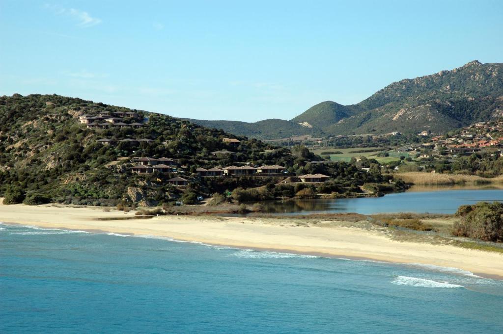 キアにあるCase Sul Mare Residenze Di Besの山々を背景に広がるビーチの景色