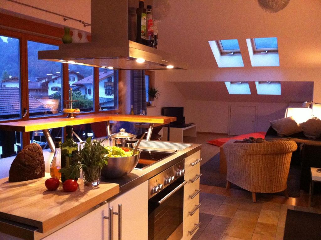 una cocina con una barra con verduras. en Luftikus Lodge, en Garmisch-Partenkirchen