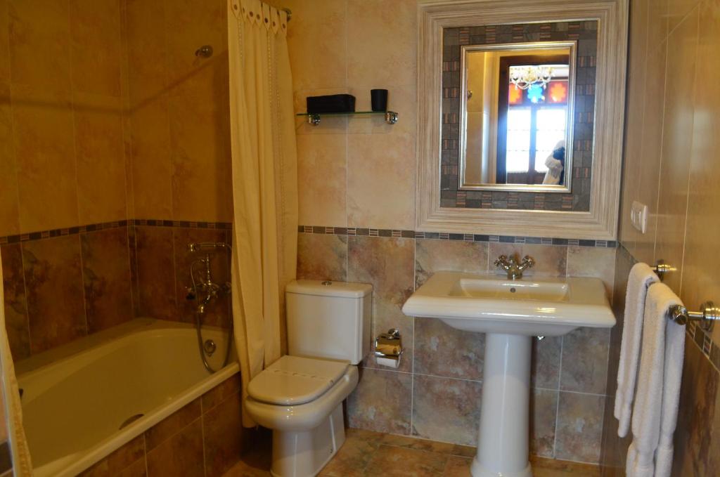A bathroom at apartamentos y habitaciones Quinta La Espadaña apartamentos y habitaciones Quinta la Espadaña