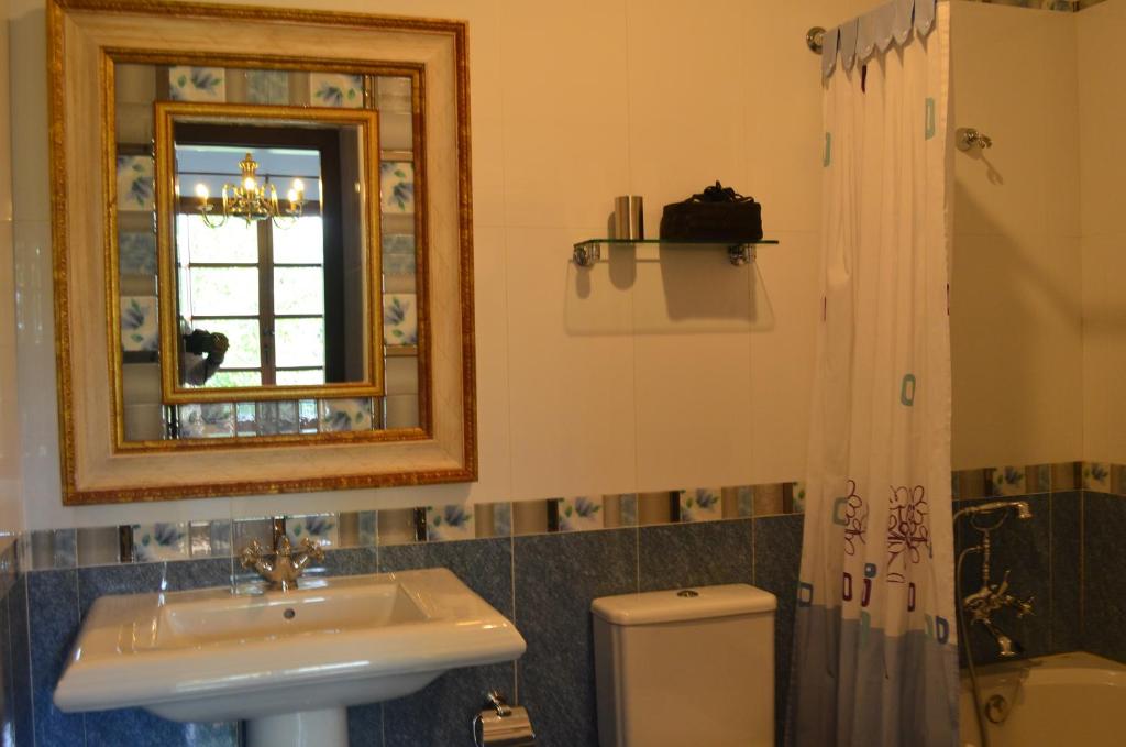 A bathroom at apartamentos y habitaciones Quinta La Espadaña apartamentos y habitaciones Quinta la Espadaña