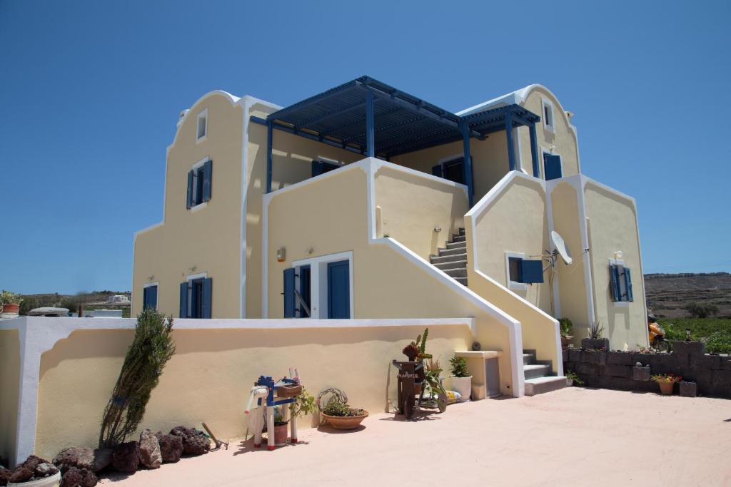 Maison Marilia في أكروتيري: منزل في وسط صحراء
