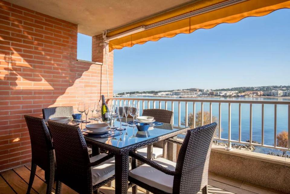 una mesa en un balcón con vistas al agua en Terrassa de Mar, en L'Escala