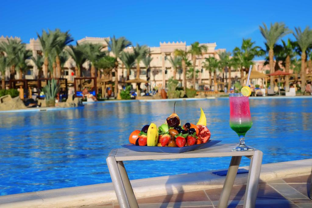 Bazén v ubytování Pickalbatros Palace - Aqua Park Hurghada nebo v jeho okolí