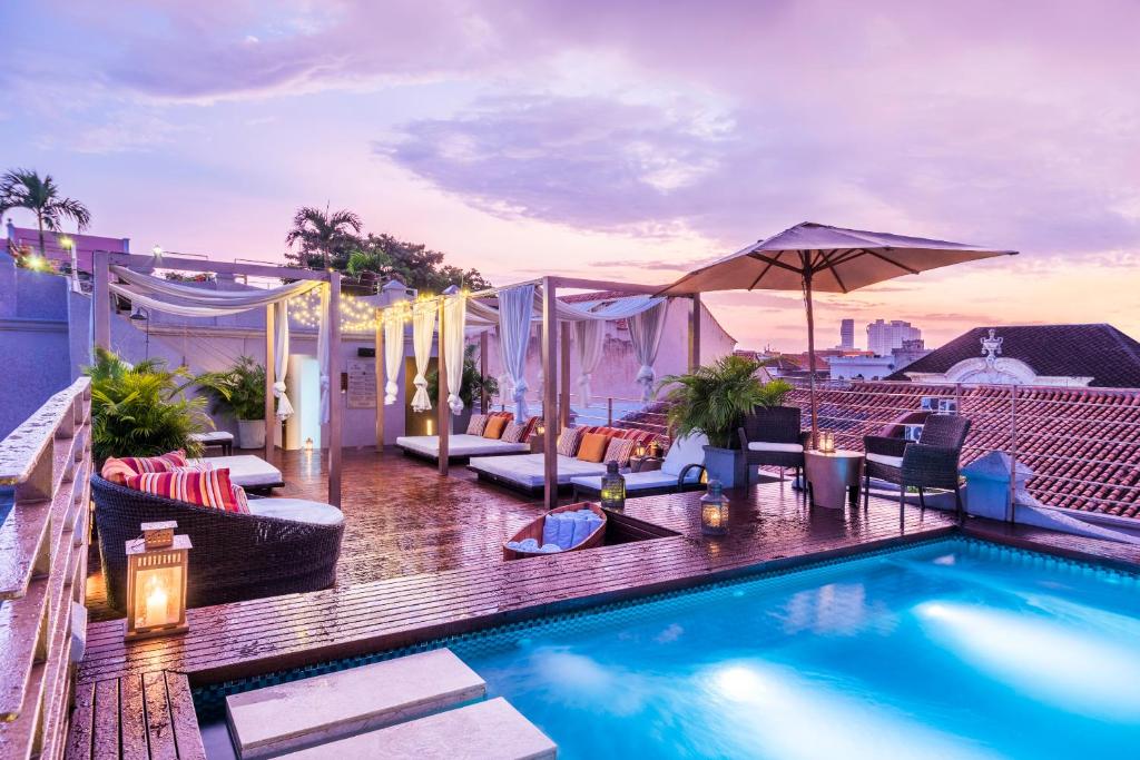 una piscina en la azotea de un edificio en Ananda Hotel Boutique en Cartagena de Indias