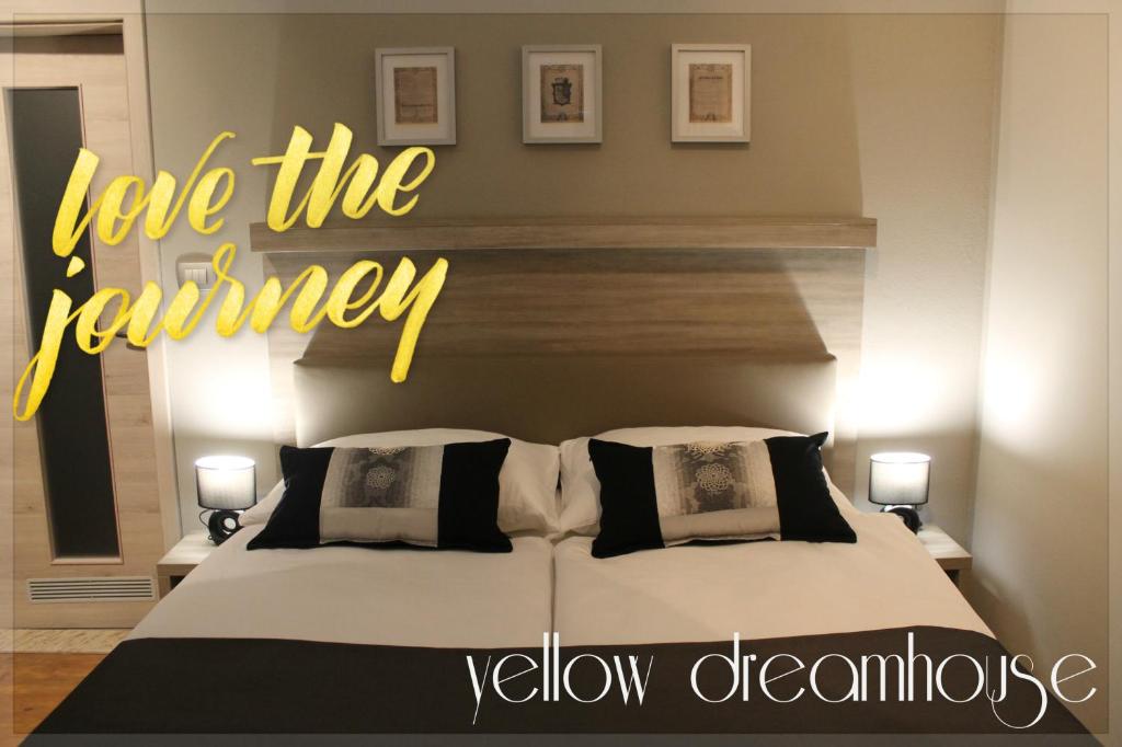Un dormitorio con una cama con las palabras "amar al vampiro amarillo" en Yellow Dreamhouse en Postojna