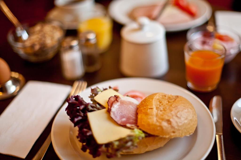 Hotel Polo am ZOB - Resim 24