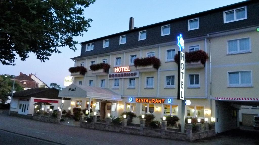 ein Hotel mit einem Schild davor in der Unterkunft Hotel Bürgerhof in Homburg