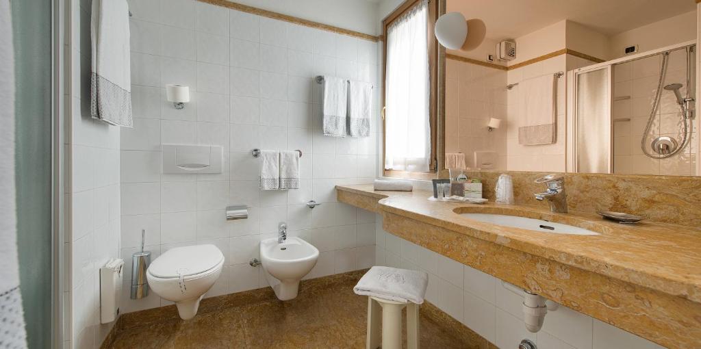 Koupelna v ubytování Hotel Baita Montana