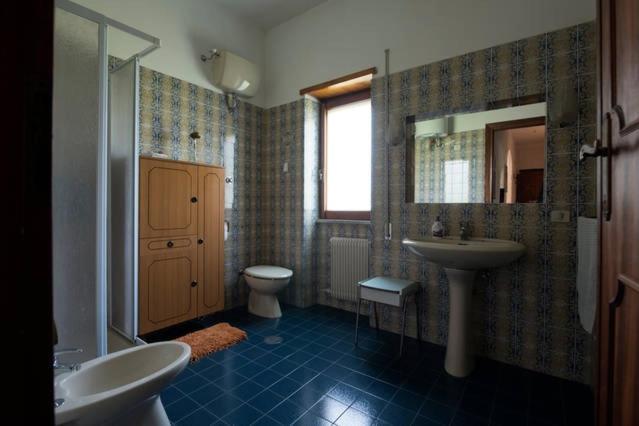 uma casa de banho com um lavatório, um WC e um espelho. em Casale Bambù - Hidden Countryhouse em Rocca Massima