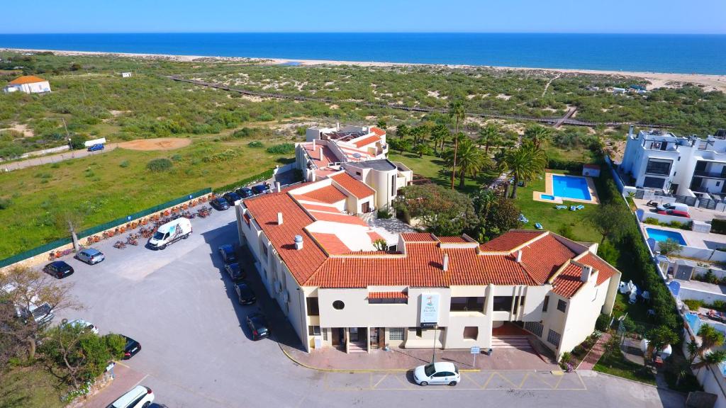 eine Luftansicht eines Hauses mit orangefarbenem Dach in der Unterkunft Praia da Lota Resort – Beachfront Hotel in Manta Rota