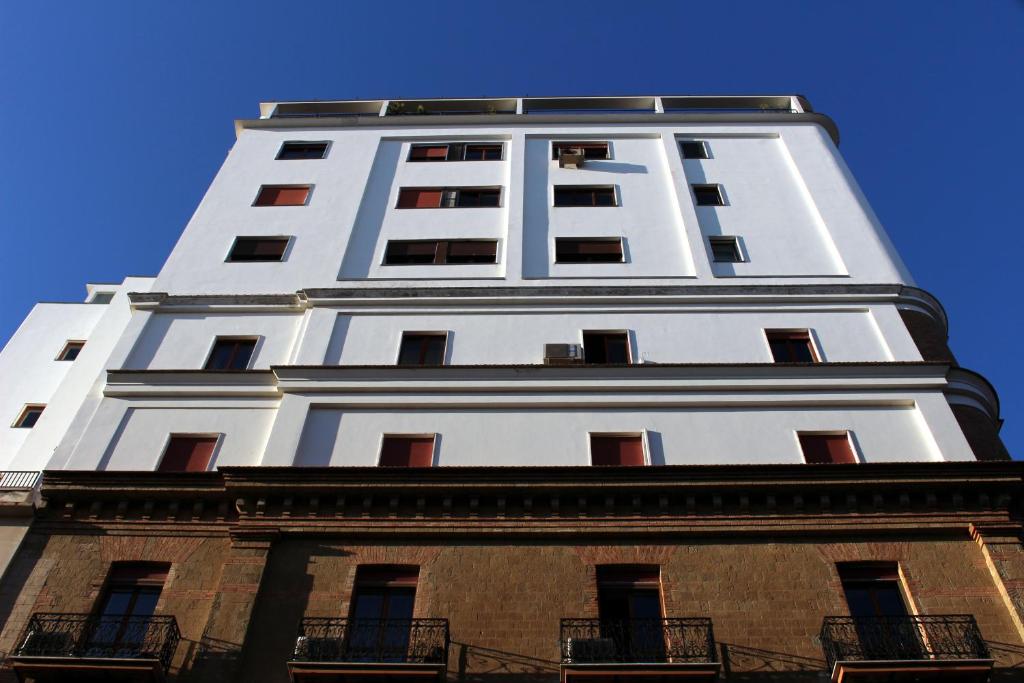 サレルノにあるB&B Lucio e Liliの高い白い建物