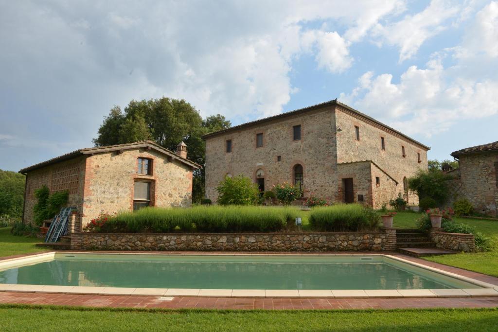 a house with a swimming pool in front of it at Agriturismo Tre Madonne in Monteriggioni